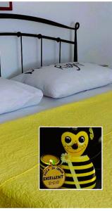 una foto di un'ape su un letto con un poster di EXCELLENT - Kuća za odmor u Županji a Županja