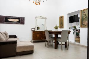 A television and/or entertainment centre at Zefnea House