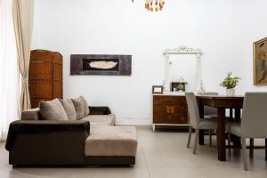 A seating area at Zefnea House