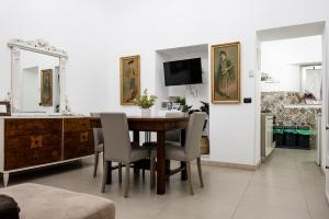 A television and/or entertainment centre at Zefnea House