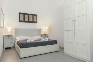 A bed or beds in a room at Zefnea House
