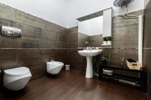 A bathroom at Zefnea House