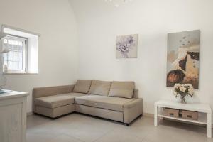 A seating area at Zefnea House
