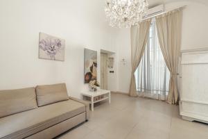 A seating area at Zefnea House