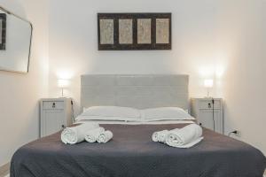 A bed or beds in a room at Zefnea House