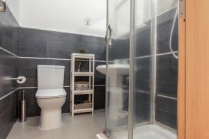 A bathroom at Zefnea House