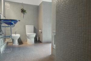A bathroom at Zefnea House