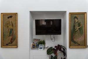 A television and/or entertainment centre at Zefnea House