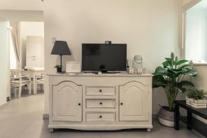 A television and/or entertainment centre at Zefnea House