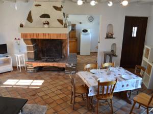 ein Wohnzimmer mit einem Tisch und einem Kamin in der Unterkunft Gîte Esse, 3 pièces, 5 personnes - FR-1-653-23 in Esse