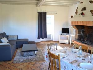 ein Wohnzimmer mit einem Tisch und einem Sofa in der Unterkunft Gîte Esse, 3 pièces, 5 personnes - FR-1-653-23 in Esse