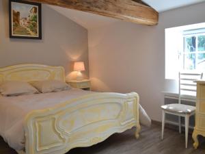 ein Schlafzimmer mit einem großen Bett und einem Fenster in der Unterkunft Gîte Esse, 3 pièces, 5 personnes - FR-1-653-23 in Esse