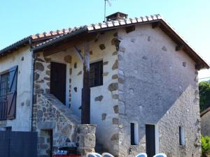 una casa de piedra con una escalera en el lateral. en Gîte Esse, 3 pièces, 5 personnes - FR-1-653-23, en Esse