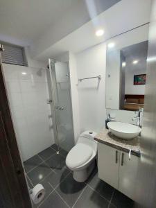 a bathroom with a toilet and a sink and a shower at Apartamento en Ibagué - parque deportivo in Ibagué