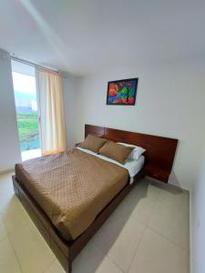 a bedroom with a bed and a window at Apartamento en Ibagué - parque deportivo in Ibagué