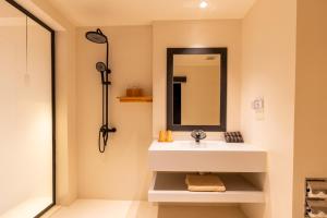 Koupelna v ubytování Samaya Wellness Resort