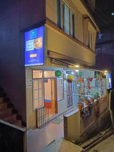 un bâtiment avec un panneau sur son côté dans l'établissement Snow Drop Guest House, à Gangtok