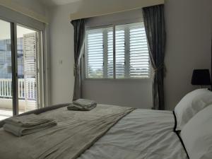 Ένα ή περισσότερα κρεβάτια σε δωμάτιο στο Kato Paphos 2 Bedroom House - Tourist location