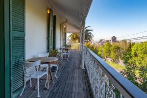 eine Veranda mit einem Tisch und Stühlen auf dem Balkon in der Unterkunft Belvedere House in Kapstadt