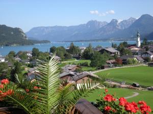 eine Stadt mit See und Bergen im Hintergrund in der Unterkunft Ferienwohnung Diwoky in Sankt Gilgen