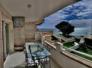 a balcony with a table and chairs and the ocean at Increíbles vistas al Mar in Cabo de Palos