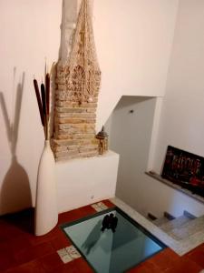 a room with a glass table and a vase at Il Nido delle Rondini in Levanto