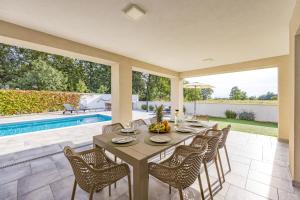 Basen w obiekcie SPECIAL OFFER! NEW LUXURY APARTMENT with pool, fitness, outdoor bar&grill lub w pobliżu