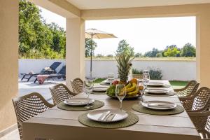 Zdjęcie z galerii obiektu SPECIAL OFFER! NEW LUXURY APARTMENT with pool, fitness, outdoor bar&grill w mieście Buje