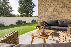 Część wypoczynkowa w obiekcie SPECIAL OFFER! NEW LUXURY APARTMENT with pool, fitness, outdoor bar&grill