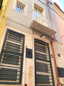 un edificio con 2 puertas de garaje y balcón en Le Vie del Borgo, en Sannicandro di Bari
