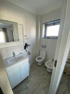 波爾蒂芒的住宿－Dreamsun，一间带水槽、卫生间和镜子的浴室
