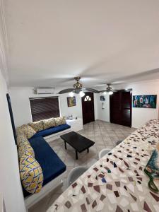 コンタドラ島にあるVilla Rehobotのベッドルーム(ベッド1台、テーブル付)