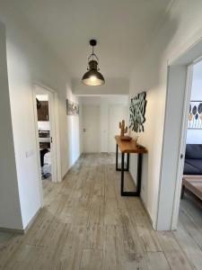 波爾蒂芒的住宿－Dreamsun，客厅铺有木地板,配有桌子。