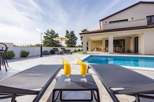 Basen w obiekcie SPECIAL OFFER! NEW LUXURY APARTMENT with pool, fitness, outdoor bar&grill lub w pobliżu