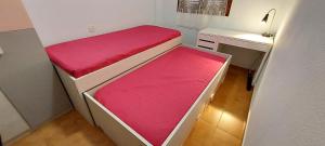 Bunk bed o mga bunk bed sa kuwarto sa Bungalow Iratxe en Santa Pola