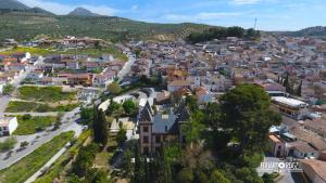 une vue aérienne sur une ville avec des bâtiments dans l'établissement Alojamiento rural Caserio de la Fuente, à Deifontes