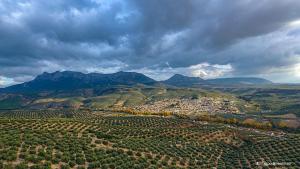una vista aérea de una ciudad en una colina con montañas en Alojamiento rural Caserio de la Fuente, en Deifontes