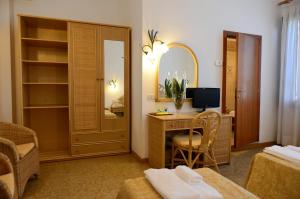 TV a/nebo společenská místnost v ubytování Hotel Villa Orio & Beatrice