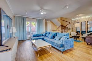 sala de estar con sofá azul y mesa en Residencia El Duque - 1, VILLA MARIUS, en Adeje