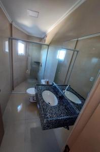 a bathroom with a sink and a toilet at Hotel Du Rastro in Louro Müller