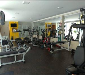 un gimnasio con muchos equipos de ejercicio en una habitación en Sweet Home Sudoeste - Completo e aconchegante en Brasilia