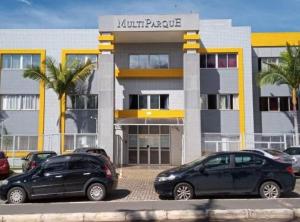 dos autos estacionados en un estacionamiento frente a un edificio en Sweet Home Sudoeste - Completo e aconchegante en Brasilia