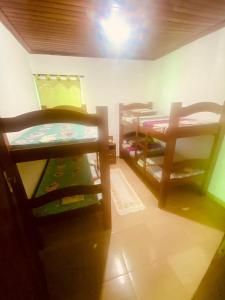 Pokój z 2 łóżkami piętrowymi w pokoju w obiekcie Casa da Clau w mieście Cananéia