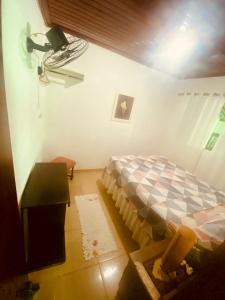 sypialnia z łóżkiem i stołem w obiekcie Casa da Clau w mieście Cananéia