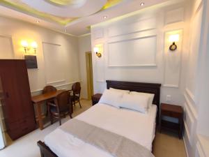 um quarto com uma cama, uma secretária e uma mesa em Villa Miltiadis GreeceFiloxenia em Volos