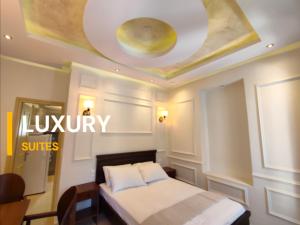 um quarto de hotel com uma cama e um tecto com uma placa em Villa Miltiadis GreeceFiloxenia em Volos