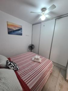 - une chambre avec un lit et un ventilateur de plafond dans l'établissement wonderful view, à Adeje