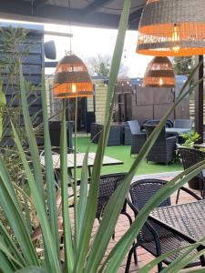 un patio con mesas, sillas y plantas en The Old Red Lion Inn, en Cambridge