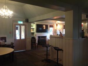 een kamer met een bar en een tafel en stoelen bij The Old Red Lion Inn in Cambridge
