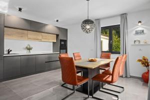 Kuchnia lub aneks kuchenny w obiekcie SPECIAL OFFER! NEW LUXURY APARTMENT with pool, fitness, outdoor bar&grill